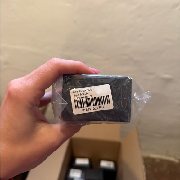 diff bella MB-PK10P - Bella Polarized Mirrored Square Sunglasses - Picture 4 of 5